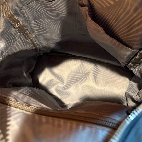 "Kaierwoke" backpack with silver zippers and a circular logo on the front - Picture 8 of 12